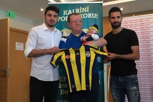 Fenerbah&ccedil;eli futbolculardan anlamlı ziyaret