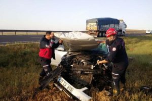 Şanlıurfa'da iki otomobil kafa kafaya &ccedil;arpıştı; 7 yaralı
