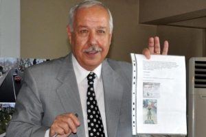 Atat&uuml;rk'e &ccedil;i&ccedil;ek veren kızın heykeli yapıldı