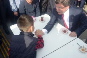 Davutoğlu k&uuml;&ccedil;&uuml;k &ccedil;ocukla bilek g&uuml;reşi yaptı