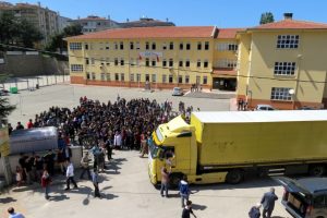 Bursa'da lise &ouml;ğrencilerinden Bayırbucak T&uuml;rkmenlerine yardım TIR'ı