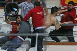Fenerbah&ccedil;e-Galatasaray derbisinde salon boşaltıldı