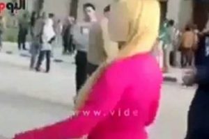 Pembe giyen kadına sokakta taciz
