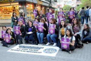 Kadınlar, işyerinde tacizi protesto etti