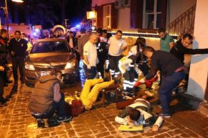 Tarihi Kalei&ccedil;i'nde alkoll&uuml; s&uuml;r&uuml;c&uuml; dehşet sa&ccedil;tı: 3 yaralı