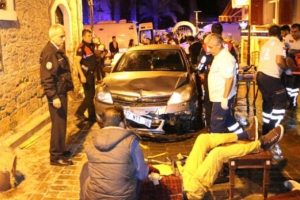 Tarihi Kalei&ccedil;inde alkoll&uuml; s&uuml;r&uuml;c&uuml; dehşet sa&ccedil;tı: 3 yaralı