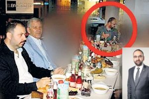 T&uuml;rk bakanı zora sokan fotoğraf