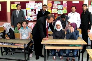 Suriyeli &ccedil;ocuklar i&ccedil;in ge&ccedil;ici eğitim merkezi a&ccedil;ıldı