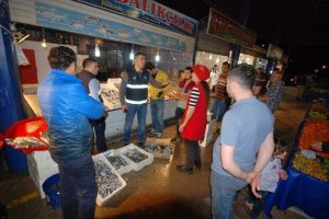 Zabıtadan bayat balık operasyonu