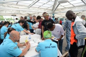 Bursa'da koşulara katılacak sporculara numaraları dağıtıldı