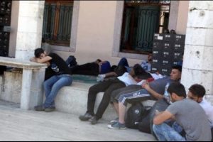 Tarihi cami garibanın, m&uuml;ltecinin yatakhanesi gibi oldu