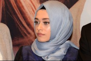 B&uuml;şra Ayaydın tesett&uuml;re girdi