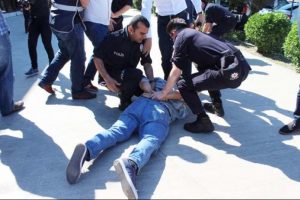 Burhan Kuzu'ya 'yumurtalı' protestoda 17 g&ouml;zaltı