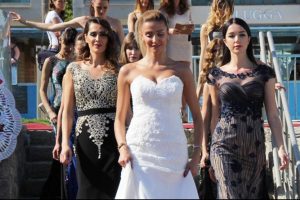 &Ouml;zge Ulusoy gelinlik giydi