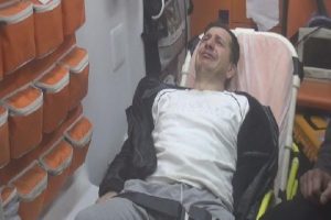 Eşiyle tartıştı, sokak ortasında tabancayla intihara kalkıştı