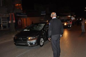 Yolun karşı tarafına ge&ccedil;meye &ccedil;alışırken otomobil &ccedil;arptı