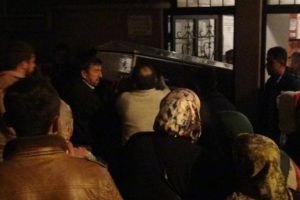 Eşi evi terk edince kendisini astı