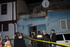 Arkadaşının evinde 9 yerinden bı&ccedil;aklanarak &ouml;ld&uuml;r&uuml;ld&uuml;