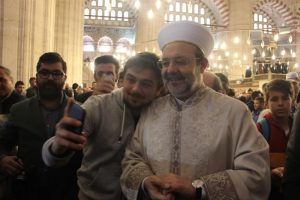 G&ouml;rmez Balkan M&uuml;sl&uuml;manlarıyla sabah namazı kıldı