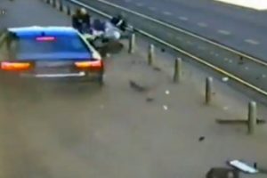 Kaldırıma &ccedil;ıkan otomobil bebek arabasını...