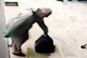 Taşırken zorlandı dolandırıcıya verdi