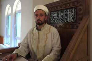 Hem imam hem kul&uuml;p başkanı