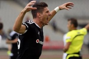 Gomez, takımının skor y&uuml;k&uuml;n&uuml; sırtlama devam ediyor