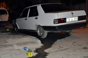 Bursa'da otomobili benzin d&ouml;k&uuml;p yakmak istediler!