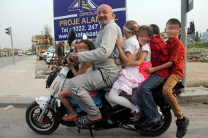 Bir motosiklete 6 kişi bindiler