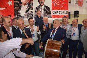 Belediye başkanı eline davul alarak bahşiş topladı