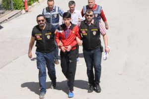 Babasına sandalyeyle vuran adamı bı&ccedil;aklayarak &ouml;ld&uuml;rd&uuml;