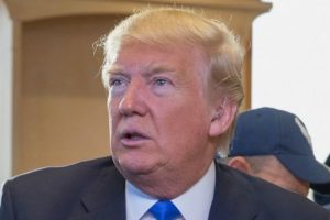 Donald Trump'ı k&uuml;&ccedil;&uuml;k penisli &ccedil;izen ressama tehdit