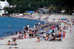 &Ccedil;eşme'de deniz sezonu başladı