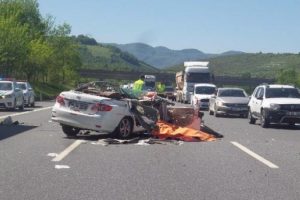 Park halindeki TIR'a &ccedil;arptı 1 &ouml;l&uuml; 1 yaralı