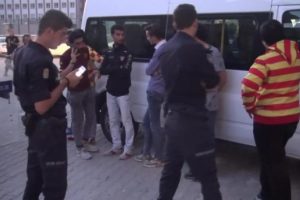 A&ccedil;ılış ma&ccedil;ında oyunculara saldırdılar