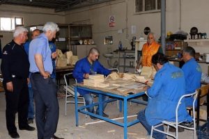 Okul sıraları ve kuş yuvaları mahkumlardan
