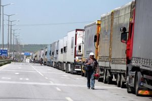 Avrupa'ya a&ccedil;ılan sınır kapılarında tır kuyrukları oluştu