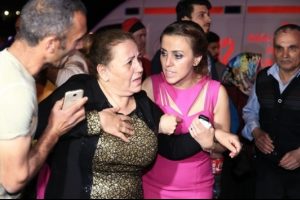 İstanbul'da minib&uuml;s devrildi: 2'si ağır 14 yaralı