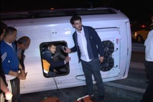 İstanbul'da d&uuml;ğ&uuml;n d&ouml;n&uuml;ş&uuml; feci kaza: 14 yaralı