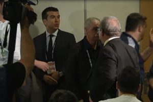 &Uuml;mit &Ouml;zat'tan Pereira'ya tepki, elini sıkmadı!
