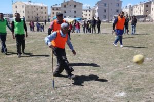 Bastonla futbol oynadı