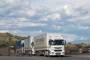 Ermeni saldırıları T&uuml;rkg&ouml;z&uuml;'nde TIR kuyruğu oluşturdu