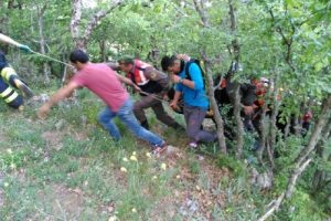 Ağa&ccedil;lık alana d&uuml;şen paraş&uuml;t&ccedil;&uuml; hastaneye kaldırıldı