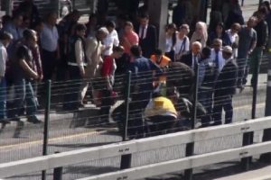 Metrob&uuml;s yoluna d&uuml;şen kadını şof&ouml;r&uuml;n dikkati kurtardı