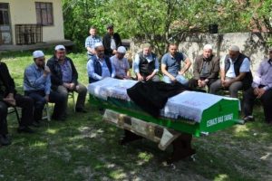 Kamyon şof&ouml;r&uuml;, evinin &ouml;n&uuml;nde av t&uuml;feği ile &ouml;ld&uuml;r&uuml;ld&uuml;
