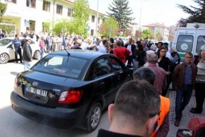 'Polisim' diyen s&uuml;r&uuml;c&uuml; ile cenaze sahiplerinin yol verme tartışması