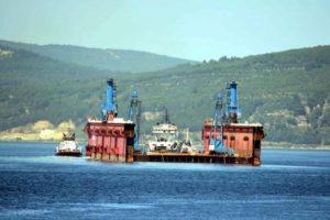 Dev y&uuml;zer havuz &Ccedil;anakkale Boğazı'ndan ge&ccedil;ti