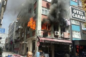 İstanbul'da yabancı uyrukluların kaldığı bina alev alev yandı