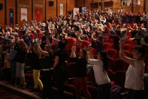 Obeziteye dikkat &ccedil;ekmek i&ccedil;in 500 kadın zumba yaptı