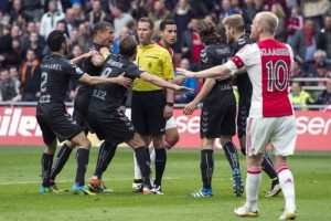 PSV taraftarından Ajax ma&ccedil;ının hakemine su&ccedil; duyurusu